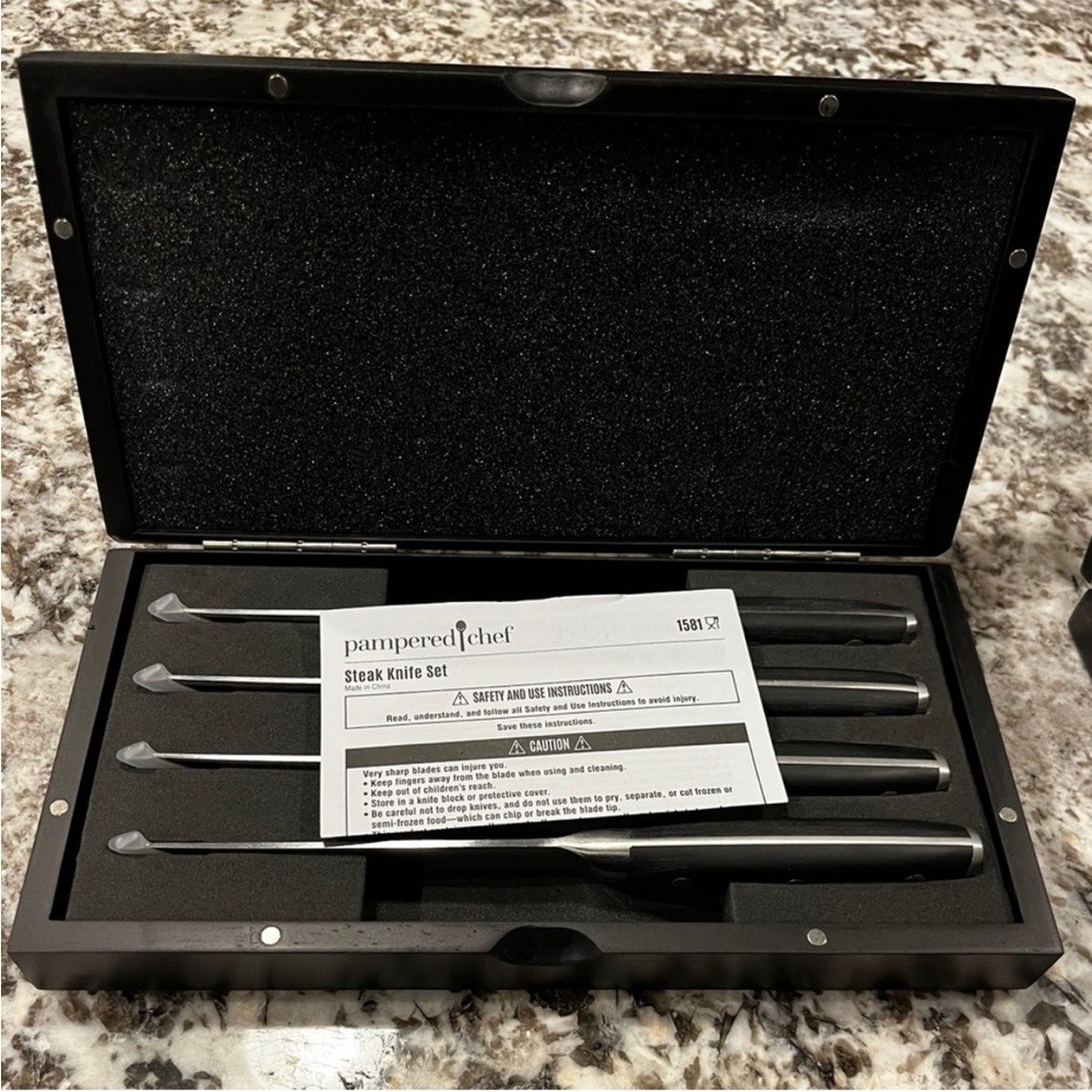 Pampered Chef BRAND NEW
Set of Luxury Steak Knives
in Black Wooden Case